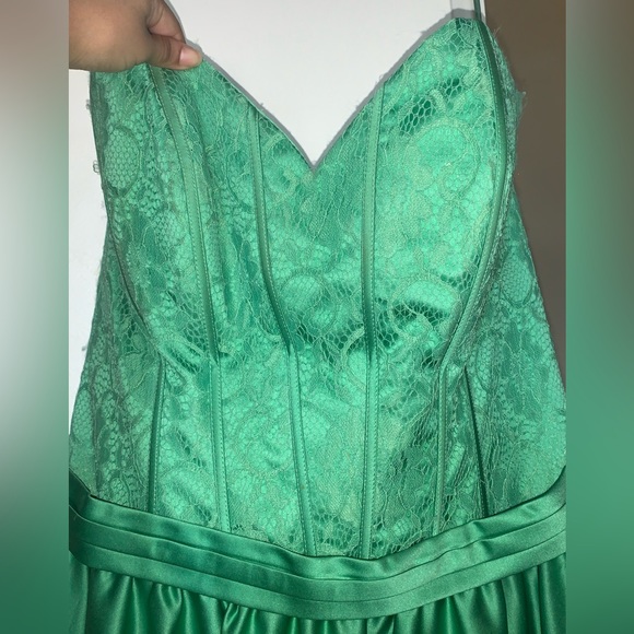 STRAPLESS PROM DRESS💚 - Picture 2 of 4